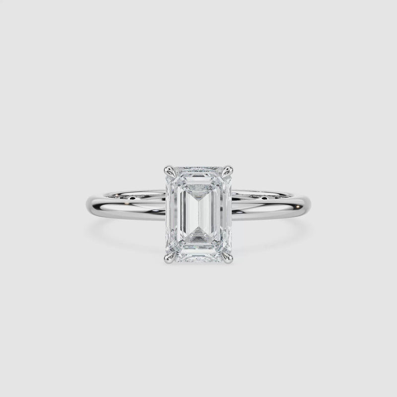 Clara Solitaire Verlobungsring – Smaragdschliff – Weißgold – Video