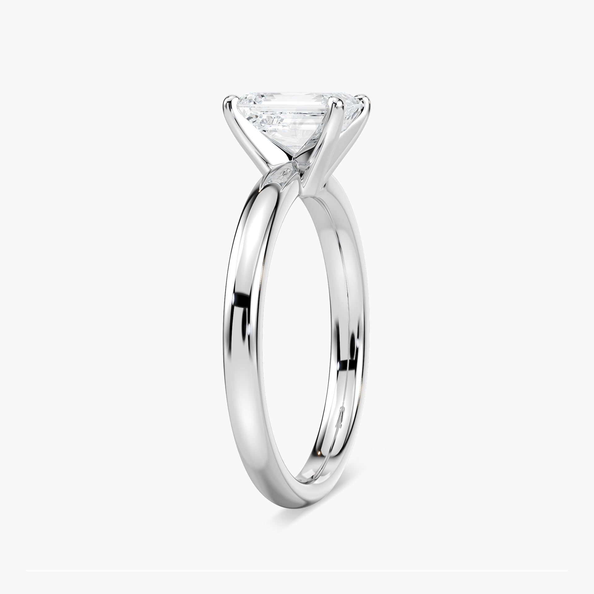 Emilia Solitaire Verlobungsring Smaragdschliff Seitenansicht – Lovea