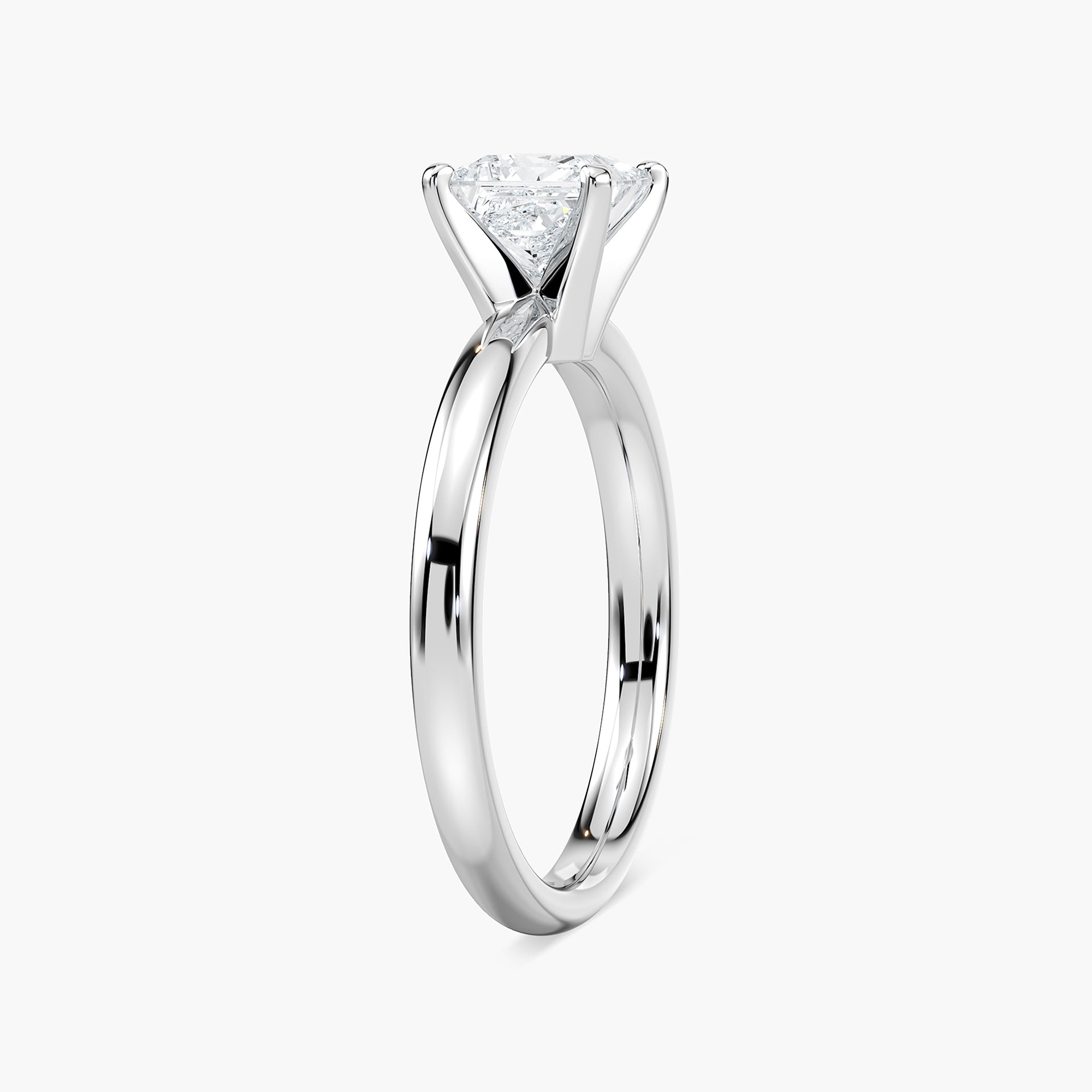 Emilia Solitaire Verlobungsring Prinzessschliff Seitenansicht – Lovea